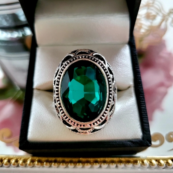 Gorgeous green emerald gemstone ring - Picture 2 of 5